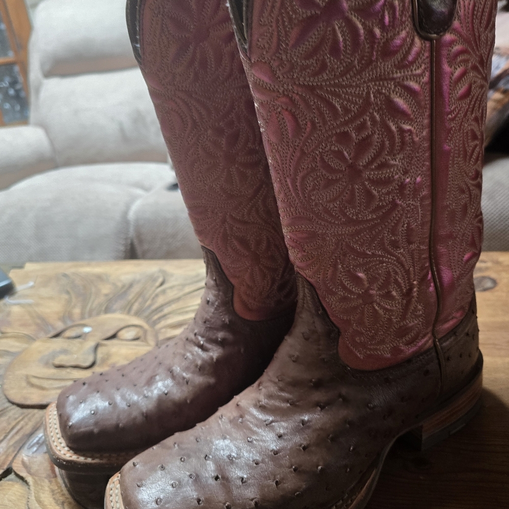 Size 8.5 ariat Full quill ostrich boots.